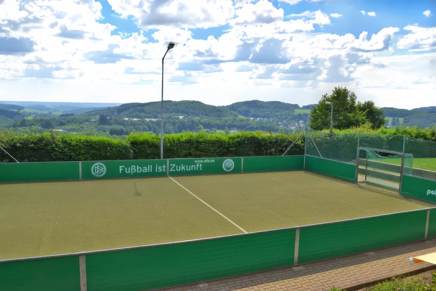 Kunstrasen-Fußballfeld der GGS Auf dem Höchsten