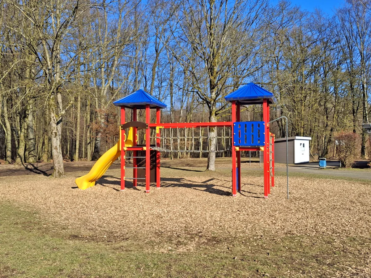 Klettergerüst auf dem Schulhof der GGS Auf dem Höchsten
