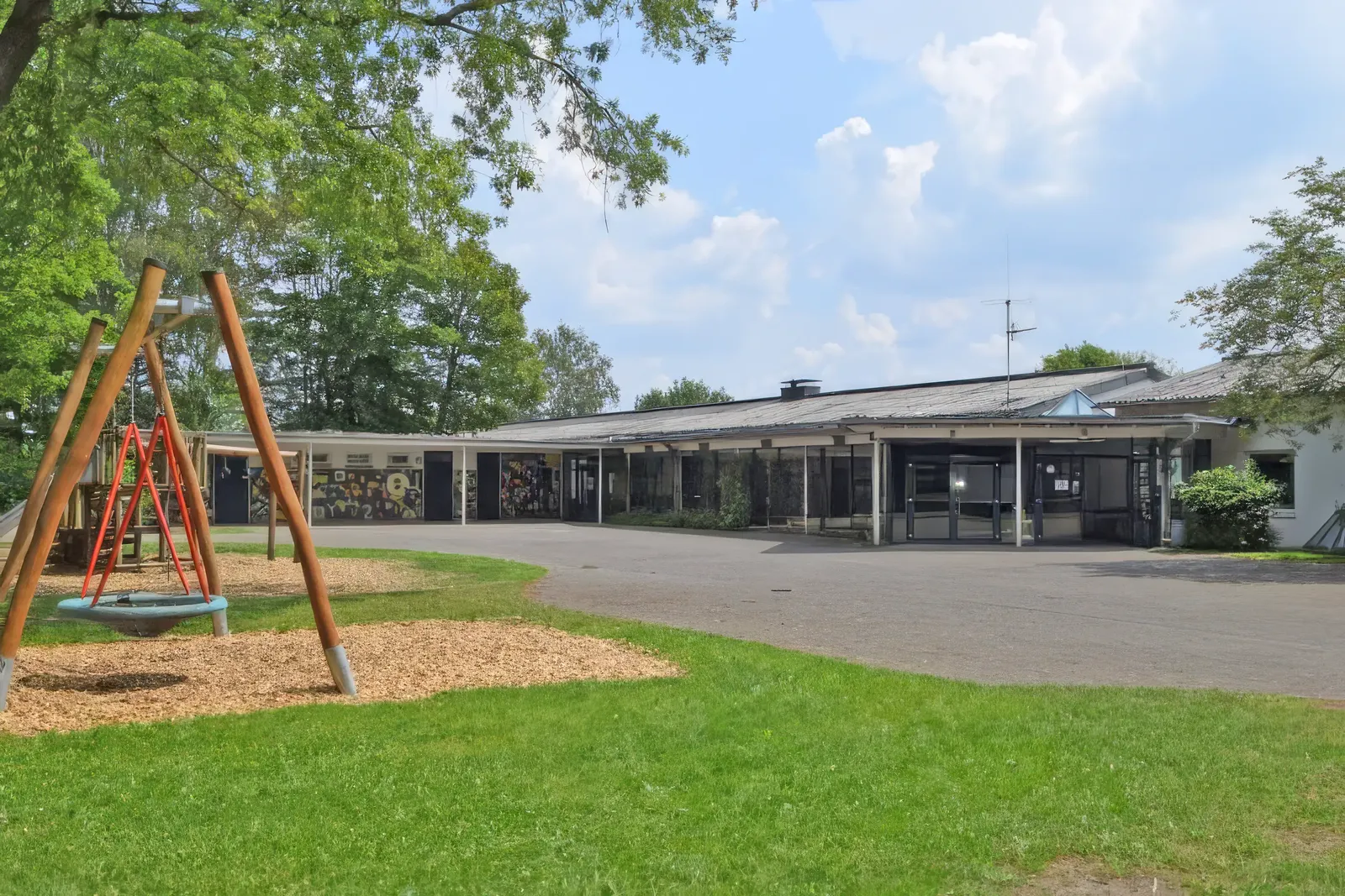 Gebäude und Schulhof der GGS Auf dem Höchsten mit Spielplatz