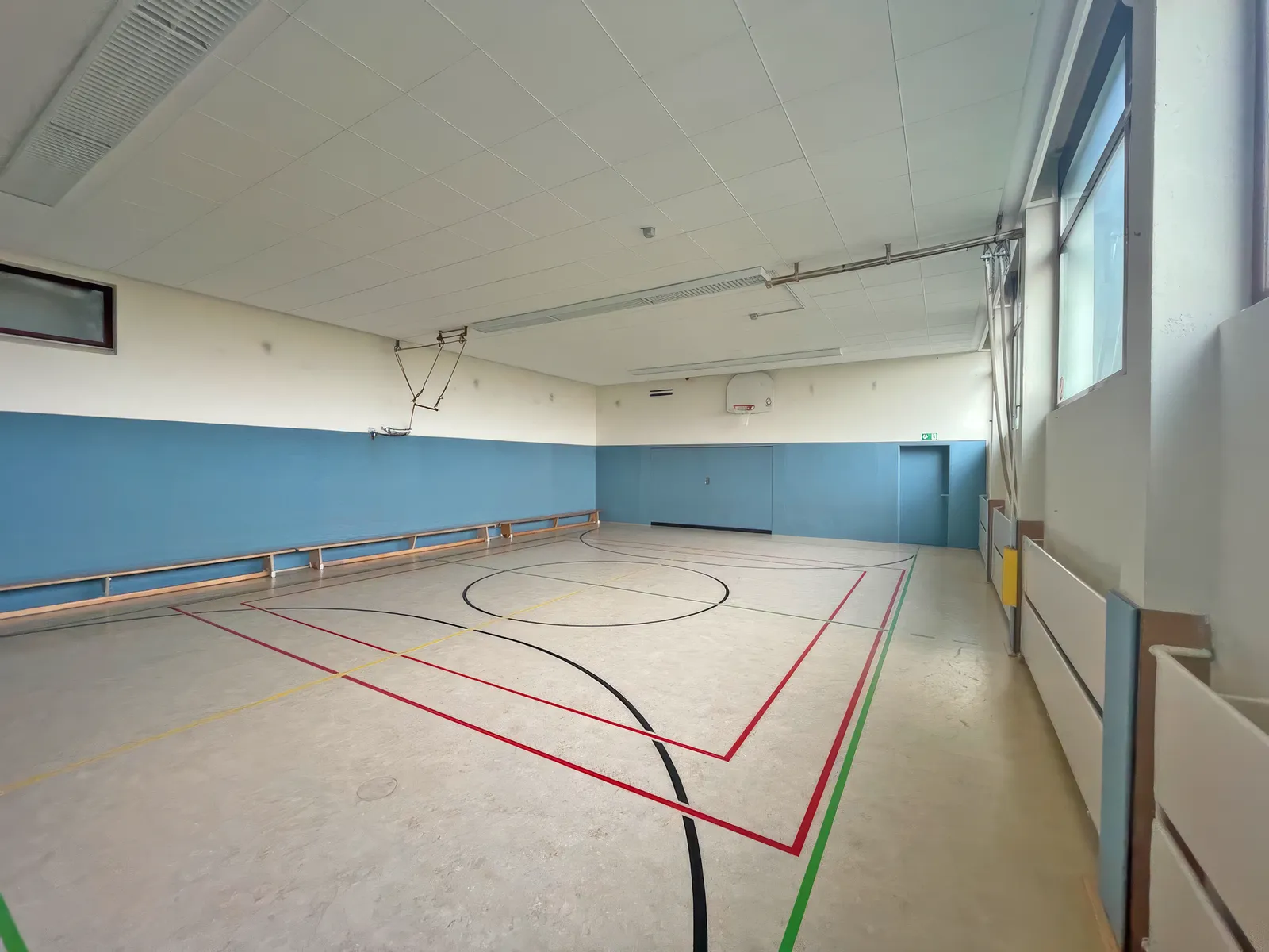 Gymnastikhalle der GGS Auf dem Höchsten mit Basketballkorb und Sportboden